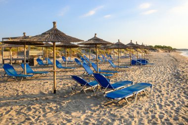 Marmari 'nin kumlu sahilinde güneşli yataklar. Yunanistan 'ın Kos Adası