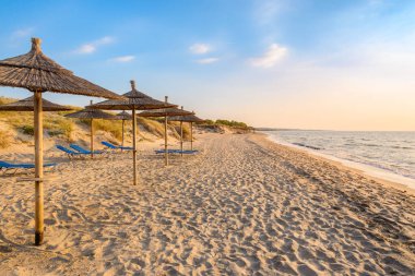 Marmari 'nin kumlu sahilinde saman şemsiyeler. Yunanistan 'ın Kos Adası
