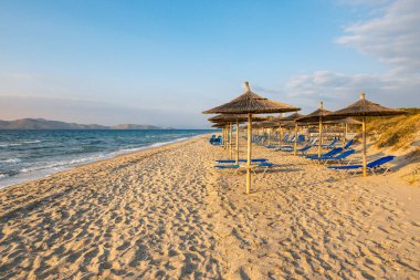 Marmari 'nin kumlu sahilinde saman şemsiyeler. Yunanistan 'ın Kos Adası