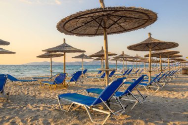Marmari 'nin kumlu sahilinde güneşli yataklar. Yunanistan 'ın Kos Adası