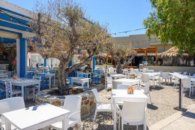 Kos, Yunanistan - 8 Mayıs 2023: Kos adasındaki tatil beldesi Mastichari 'deki sahil restoranı