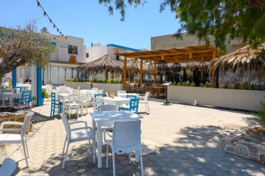 Kos, Yunanistan - 8 Mayıs 2023: Kos adasındaki tatil beldesi Mastichari 'deki sahil restoranı