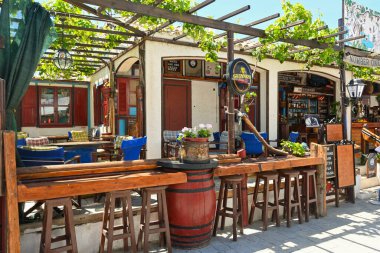 Kos, Yunanistan - 8 Mayıs 2023: Kos adasındaki Mastichari tatil beldesinde sokaktaki Yunan restoranı