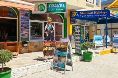 Kos, Yunanistan - 8 Mayıs 2023: Kos adasındaki Mastichari tatil beldesinde seyahat acentesi. Yunanistan