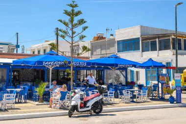 Kos, Yunanistan - 8 Mayıs 2023: Kos adasındaki Mastichari köyündeki Yunan restoranı