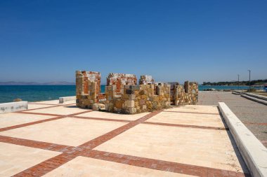 Kos adasındaki Mastichari köyünün sahil şeridinde inşaat halindeki otobüs durağı. Yunanistan