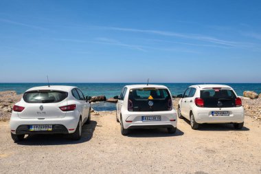 Kos, Yunanistan - 8 Mayıs 2023: Kos adasında üç beyaz kiralık araba. Renault Clio, Volkswagen Up, Citroen C1. Yunanistan