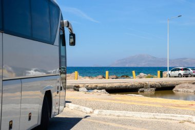 Kos adasındaki Mastichari köyündeki sahil şeridinde şehirlerarası otobüs durağı. Yunanistan
