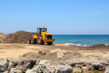 Kos, Yunanistan - 8 Mayıs 2023: Kos adasındaki Mastichari limanında bir inşaat sahasında kazıcı