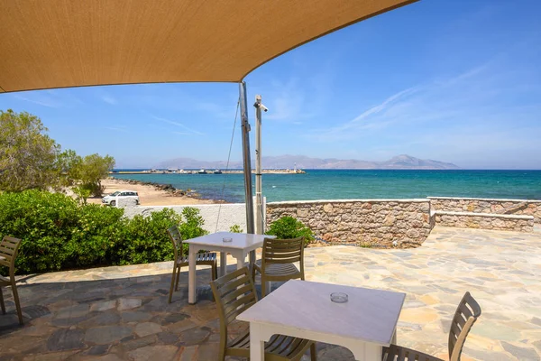Kos Adası 'nda sahile ve denize bakan masa ve sandalyeler. Mastichari Köyü.