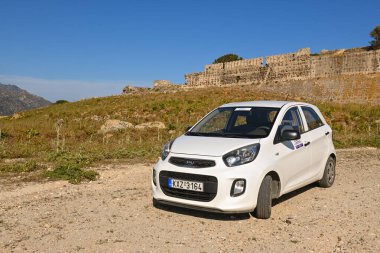 Kos, Yunanistan - 8 Mayıs 2023: Kia Picanto Yunanistan 'ın Kos adasındaki çakıl yoluna park etti