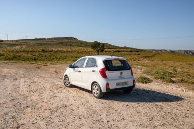 Kos, Yunanistan - 8 Mayıs 2023: Kia Picanto Yunanistan 'ın Kos adasındaki çakıl yoluna park etti