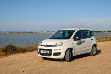 Kos, Yunanistan - 8 Mayıs 2023: Fiat Panda, Kos adasındaki Tigaki tuz gölünün (Alykes) kıyısına park etti. Yunanistan