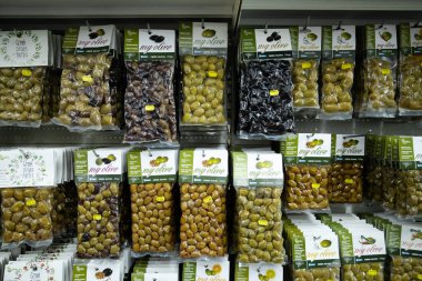 Kos, Yunanistan - 8 Mayıs 2023: Pazar yerinde geleneksel Yunan zeytinleri