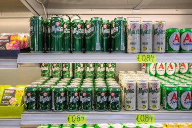 Kos, Yunanistan - 8 Mayıs 2023: Markette Yunan birası kutuları