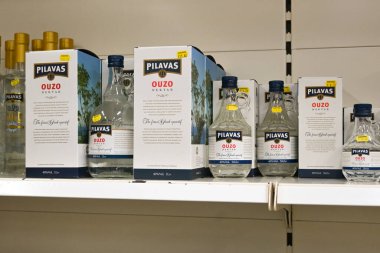 Kos, Yunanistan - 8 Mayıs 2023: Markette Yunan Uzo şişeleri. Ouzo anason ile yapılan tipik bir Yunan içkisidir.