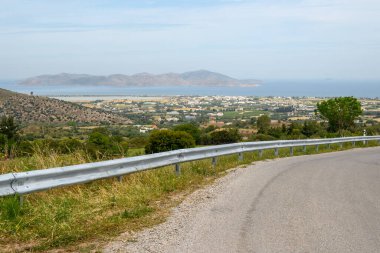 Kos adasının kıyıları Zia köyüne giden yoldan görülüyor. Yunanistan