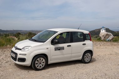 Kos, Yunanistan - 9 Mayıs 2023: Fiat Panda Yunanistan 'ın Kos adasında çakıl yola park etti