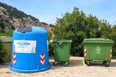 Kos, Yunanistan - 9 Mayıs 2023: Yunanistan 'ın Kos adasında atık ayrımı için çöp bidonları.