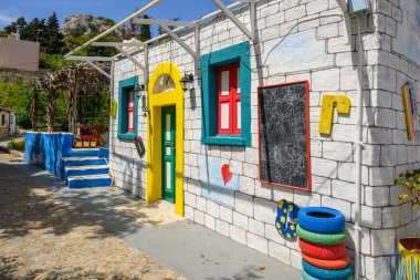 Kos, Yunanistan - 9 Mayıs 2023: Yunanistan 'ın Kos adasındaki Zia köyündeki renkli Yunan evi