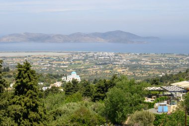 Kos adasının yukarıdan görünüşü. Arka planda tuz gölü ve deniz var.