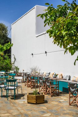 Kos, Yunanistan - 9 Mayıs 2023: Yunanistan 'ın Kos adasındaki Zia köyündeki taverna