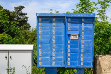 Kos, Yunanistan - 9 Mayıs 2023: Yunanistan 'ın Kos adasındaki Zia köyünde mavi posta kutuları