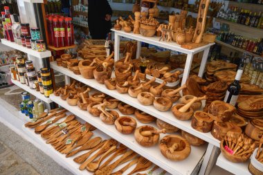 Kos, Yunanistan - 9 Mayıs 2023: Yunanistan 'ın Kos adasındaki Zia köyünde Yunan ahşap mutfak malzemeleri