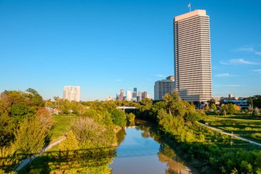 Houston şehir merkezindeki gökdelenler güneşli bir günde. Buffalo Bayou Parkı. Teksas, ABD