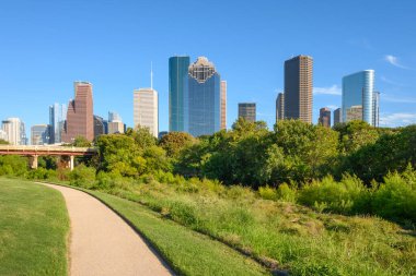 Houston şehir merkezindeki gökdelenler güneşli bir günde. Buffalo Bayou Parkı. Teksas, ABD