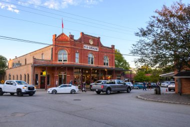 Gruene, Teksas, ABD - 9 Ekim 2023: Tarihi Gruene kasabasındaki eski tuğla binalı ana cadde. ABD