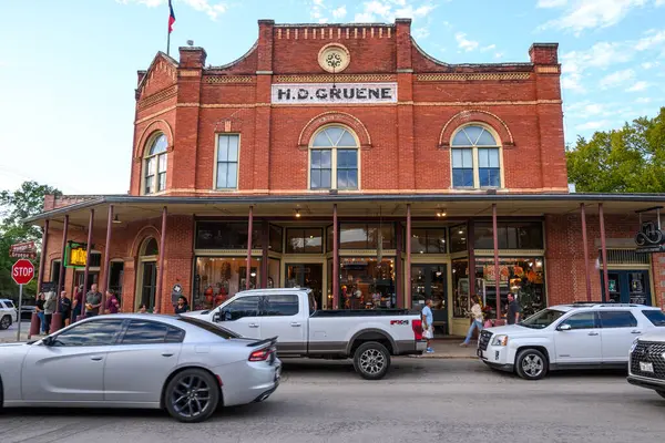 Gruene, Teksas, ABD - 9 Ekim 2023: Tarihi Teksas 'taki Gruene kasabasında eski tuğla bir antikacıya ev sahipliği yapıyor. ABD