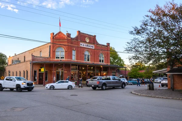 Gruene, Teksas, ABD - 9 Ekim 2023: Tarihi Gruene kasabasındaki eski tuğla binalı ana cadde. ABD