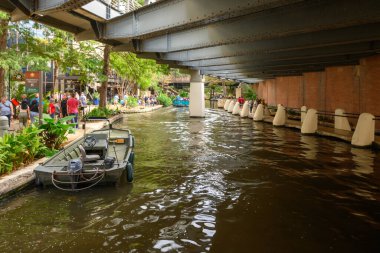 San Antonio, Teksas, ABD - 8 Ekim 2023 San Antonio Nehri Yürüyüşü. San Antonio, Teksas 'ta şehir parkı ve yaya sokağı. ABD