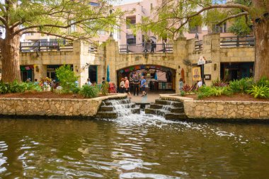San Antonio, Teksas, ABD - 8 Ekim 2023 San Antonio Nehri Yürüyüşü. San Antonio, Teksas 'ta şehir parkı ve yaya sokağı. ABD