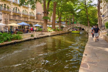 San Antonio, Teksas, ABD - 8 Ekim 2023 San Antonio Nehri Yürüyüşü. San Antonio, Teksas 'ta şehir parkı ve yaya sokağı. ABD