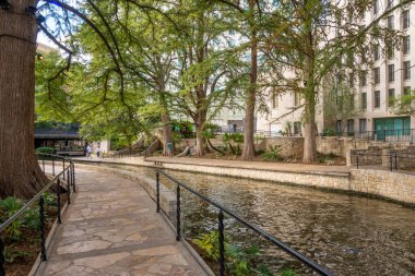 San Antonio, Teksas, ABD - 8 Ekim 2023 San Antonio Nehri Yürüyüşü. San Antonio, Teksas 'ta şehir parkı ve yaya sokağı. ABD