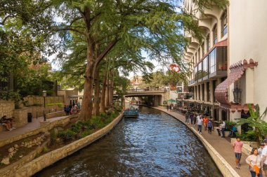 San Antonio, Teksas, ABD - 8 Ekim 2023 San Antonio Nehri Yürüyüşü. San Antonio, Teksas 'ta şehir parkı ve yaya sokağı. ABD