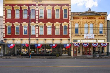 Gonzales, Teksas, ABD - 12 Ekim 2023 Gonzales 'in ana meydanında eski bir bina. Gonzales şehir merkezinde. Teksas, ABD