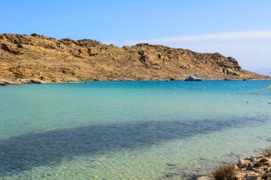 Paros Adası, Cyclades, Yunanistan 'daki Agios Ioannis Körfezi' ndeki Monastiri plajı