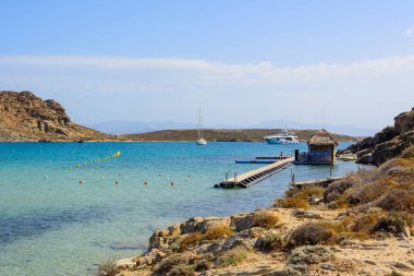 Paros, Yunanistan - 29 Eylül 2020: Yunanistan 'ın Kiklad adasındaki Agios Ioannis Körfezi' ndeki Monastiri plajı