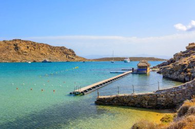 Paros Adası, Cyclades, Yunanistan 'daki Agios Ioannis Körfezi' ndeki Monastiri plajı