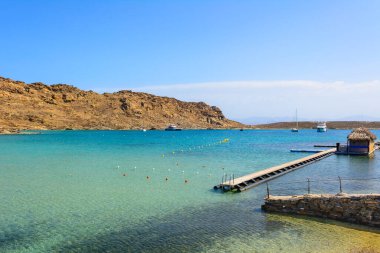 Paros Adası, Cyclades, Yunanistan 'daki Agios Ioannis Körfezi' ndeki Monastiri plajı