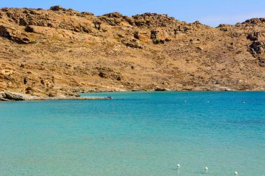 Paros Adası, Cyclades, Yunanistan 'daki Agios Ioannis Körfezi' ndeki Monastiri plajı
