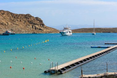 Paros Adası, Cyclades, Yunanistan 'daki Agios Ioannis Körfezi' ndeki Monastiri plajı