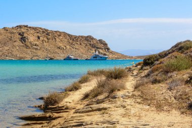 Paros Adası, Cyclades, Yunanistan 'daki Agios Ioannis Körfezi' ndeki Monastiri plajı