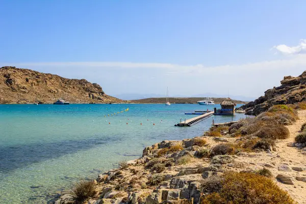 Paros, Yunanistan - 29 Eylül 2020: Yunanistan 'ın Kiklad adasındaki Agios Ioannis Körfezi' ndeki Monastiri plajı
