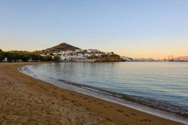 Piso Livadi, Paros Adası 'nda kumlu bir tatil köyü. Cyclades, Yunanistan