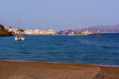 Piso Livadi, Paros adasının doğu kıyısında pitoresk bir tatil köyü. Cyclades, Yunanistan