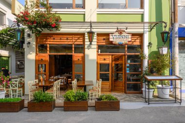 Kos, Yunanistan - 12 Mayıs 2023: Kos adasındaki Kardamena kıyı köyündeki Yunan restoranı